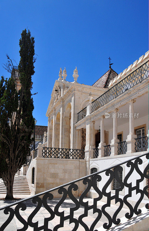 Coimbra大学- main façade - Via Latina与其门廊，葡萄牙